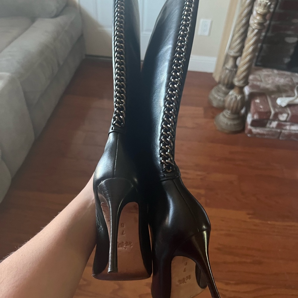 Elegant Black Heeled Boots - Picture 4 of 10